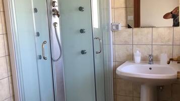 Doccia, set di cortesia gratuito, bidet, asciugamani