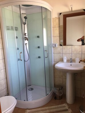 Ducha, artículos de higiene personal gratuitos, bidé y toallas