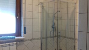 Chambre Confort double | Salle de bain | Douche, articles de toilette (gratuits), bidet, serviettes fournies