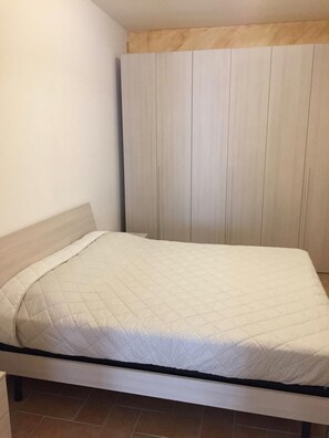 Desk, bed sheets - Le Villette (Pescara)