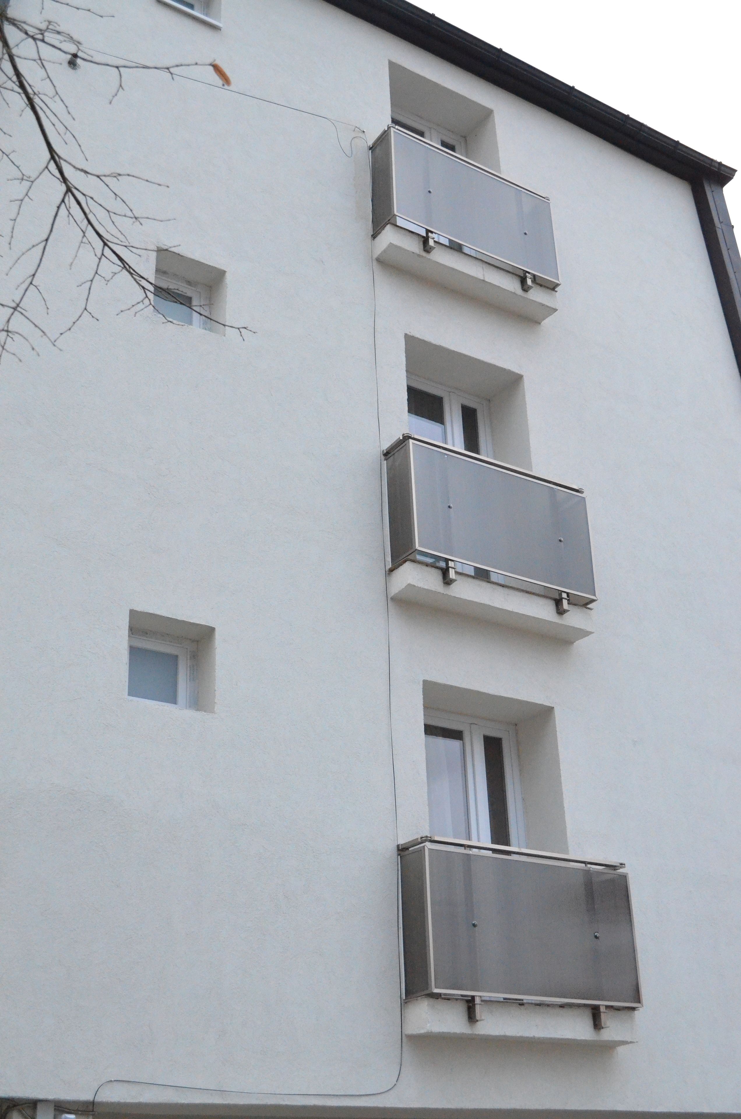 Un edifici de diverses plantes amb balcons i finestres petites.