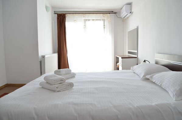 1 bedroom, Egyptian cotton sheets, premium bedding, down duvets - Alexys Residence 9 (Iasi)