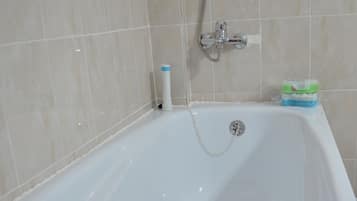 Apartemen, 1 kamar tidur | Kamar mandi | Bathtub, bathtub besar, perlengkapan mandi gratis, dan pengering rambut