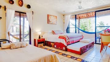 Caja de seguridad en la habitación y cortinas blackout