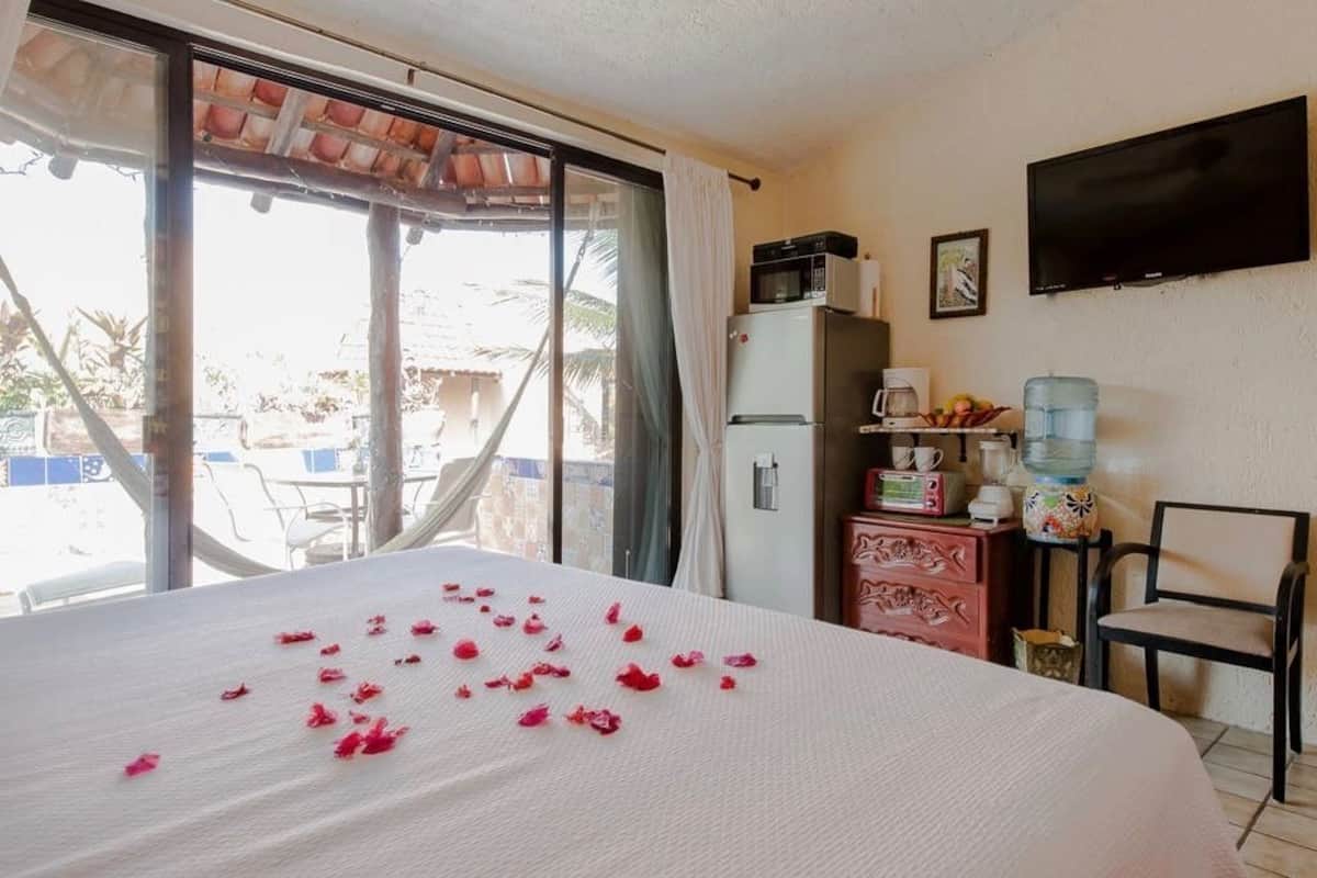 Estudio superior, 1 cama King size, cocineta, frente al océano (Oceanfront Oasis) | Cocineta privada | Refrigerador, microondas, parrilla de estufa y tetera eléctrica