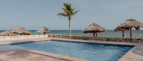 Außenpool, Sonnenschirme, Liegestühle