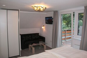 Chambre Triple | Bureau, rideaux occultants, fer et planche à repasser, Wi-Fi gratuit