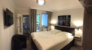 Chambre Double, balcon | Bureau, rideaux occultants, fer et planche à repasser, Wi-Fi gratuit