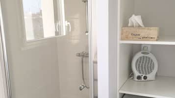 Maison mitoyenne Romantique, 1 grand lit, non-fumeurs, vue jardin | Salle de bain | Douche, serviettes fournies