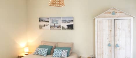 Romantic Townhome, 1 Queen Bed, Non Smoking, Garden View