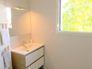 Romantic Townhome, 1 Queen Bed, Non Smoking, Garden View | Bathroom | Shower, towels - Estrella (Les Sables-d'Olonne)