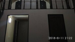 Casa | Planxa i posts de planxar, wifi gratuïta i roba de llit 