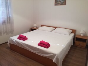 2 Schlafzimmer, hochwertige Bettwaren, individuell eingerichtet