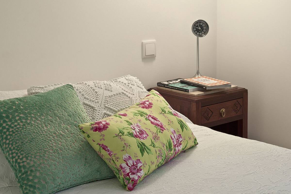 1 bedroom, Egyptian cotton sheets, premium bedding, down duvets