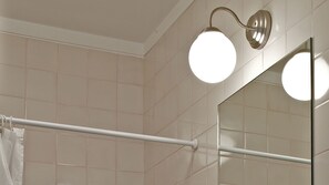 Apartment, Balcony (Rossio) | Bathroom | Bathtub, deep-soaking bathtub, free toiletries, hair dryer - Duque's Apartments (Lisbon)