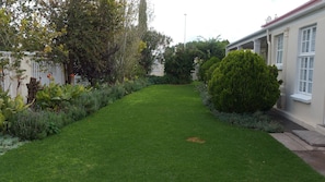 Garden - Inn Excellence B&B (Emthanjeni)