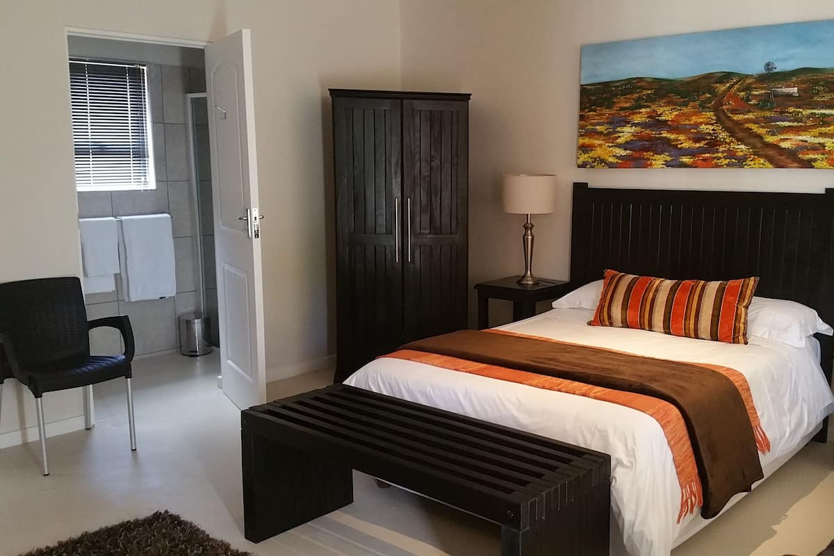 1 habitación, cubrecamas, decoración personalizada y muebles diferentes