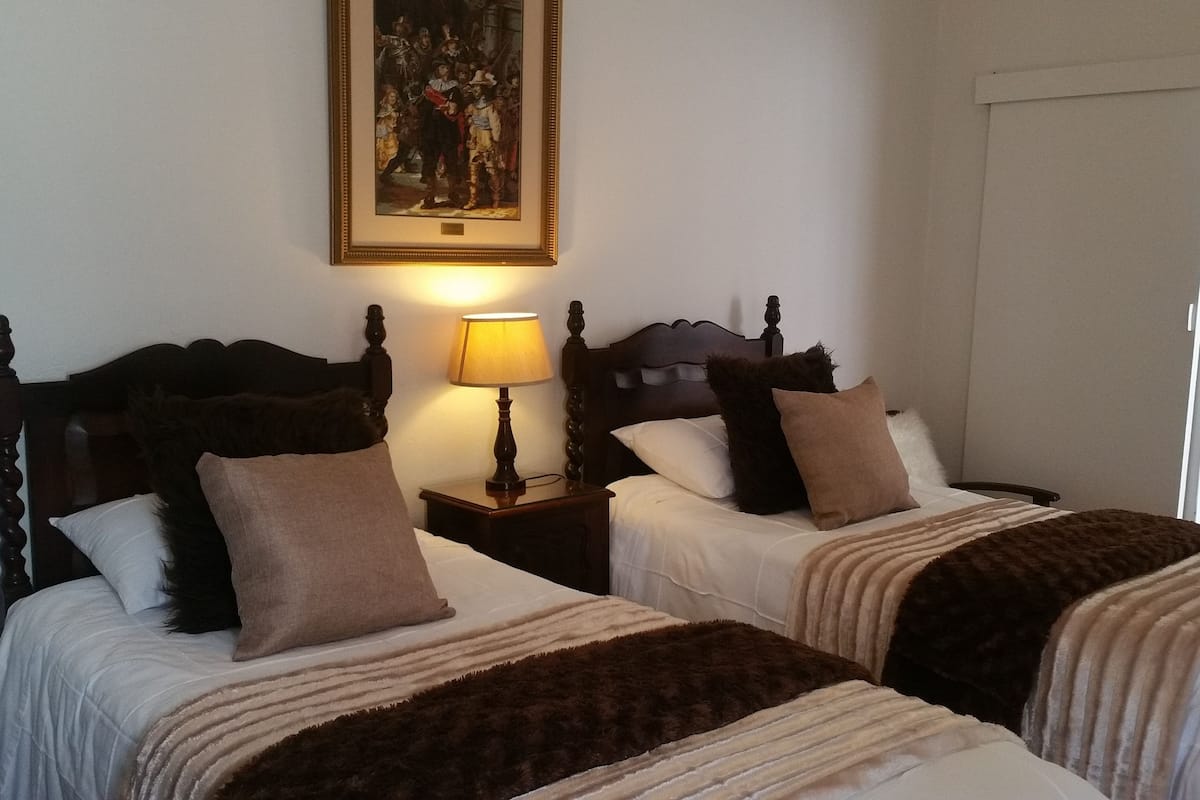 1 habitación, cubrecamas, decoración personalizada y muebles diferentes