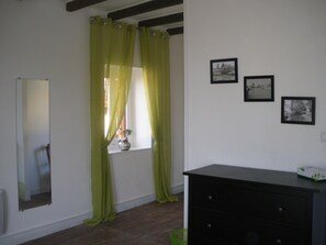 Double Room (Verte) | Individually decorated, individually furnished, iron/ironing board - La Cour (Villefagnan)