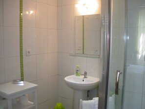Double Room (Verte) | Bilik Mandi | Pancuran mandi, kelengkapan dandanan diri percuma, pengering rambut 