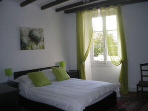 Double Room (Verte) | Individually decorated, individually furnished, iron/ironing board - La Cour (Villefagnan)