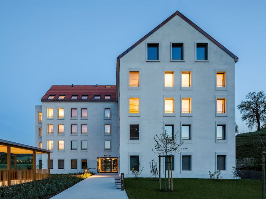 Fachada de la propiedad por la tarde o noche