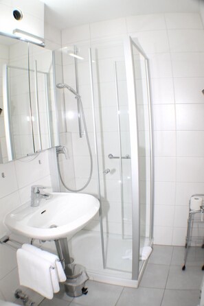 Hair dryer, towels, toilet paper - Haus an der Therme (Bad Fuessing)