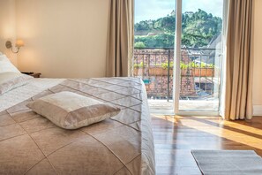 Premium triplo, com sacada, com vista | Safe på rommet, lydisolert, reiseseng for barn og wi-fi (inkludert)