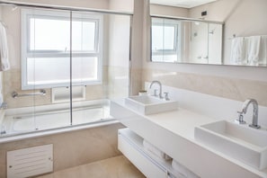 Douche, articles de toilette (gratuits), séchoir à cheveux