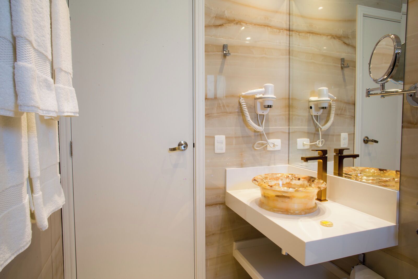 suite lua de mel | bathroom | shower, free toiletries, hair dryer, towels