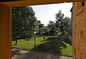 Zimmer, 1 Queen-Bett | Blick auf den Garten