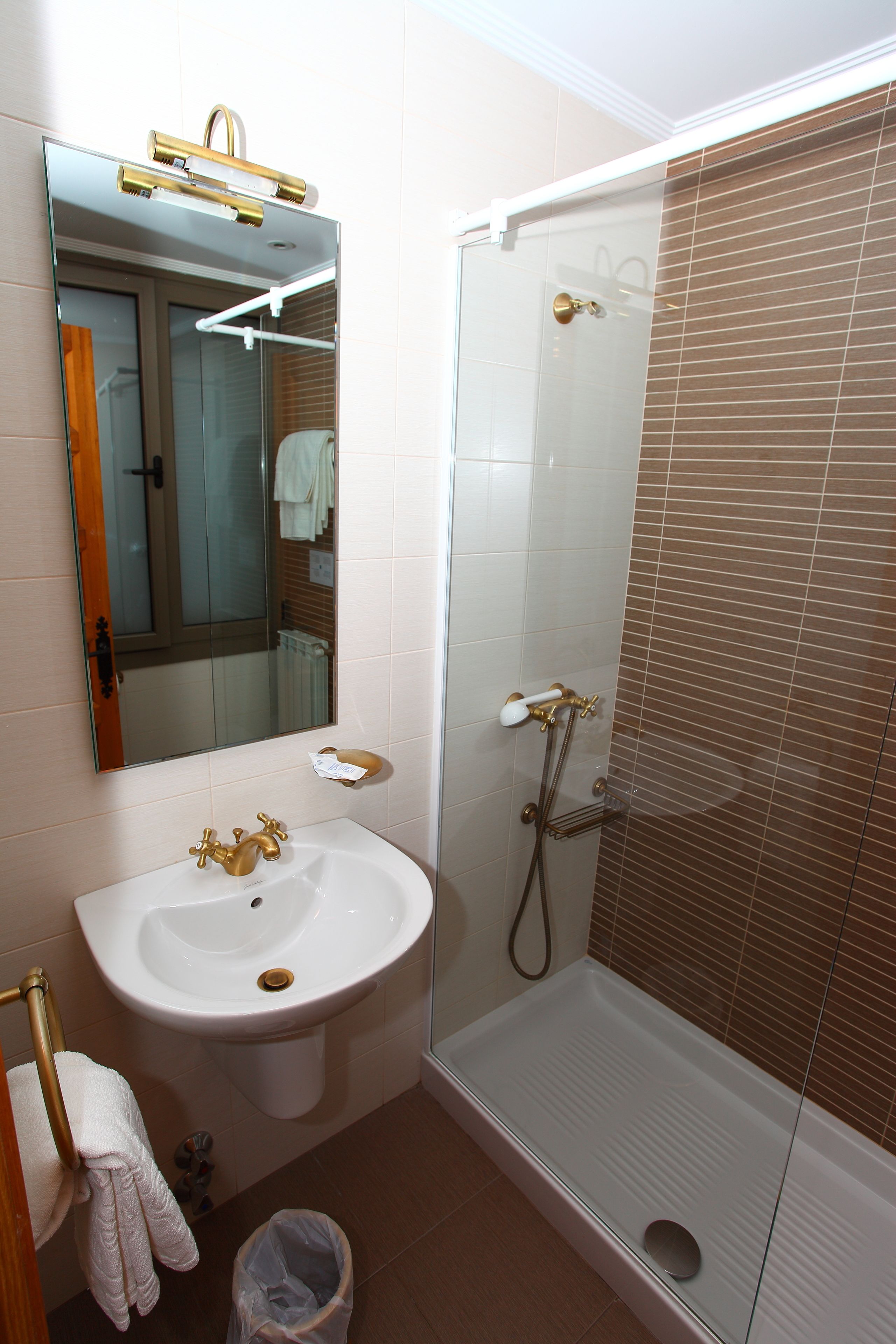 twin room | bathroom | shower, free toiletries, hair dryer, towels