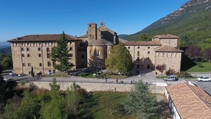 A large historic building with multiple towers and a courtyard. - Hotel Monasterio de Leyre (Yesa)
