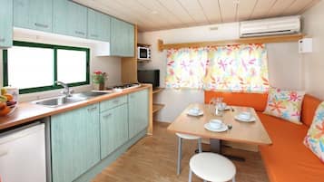 Standaard bungalow, 2 slaapkamers, en-suite badkamer | Privékeuken | Een magnetron, een kookplaat, een koffiezetapparaat/waterkoker