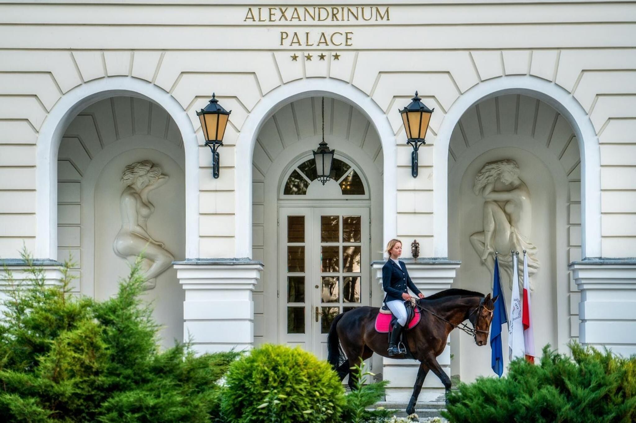 A horse-drawn carriage in front of Alexandrinum Palace.