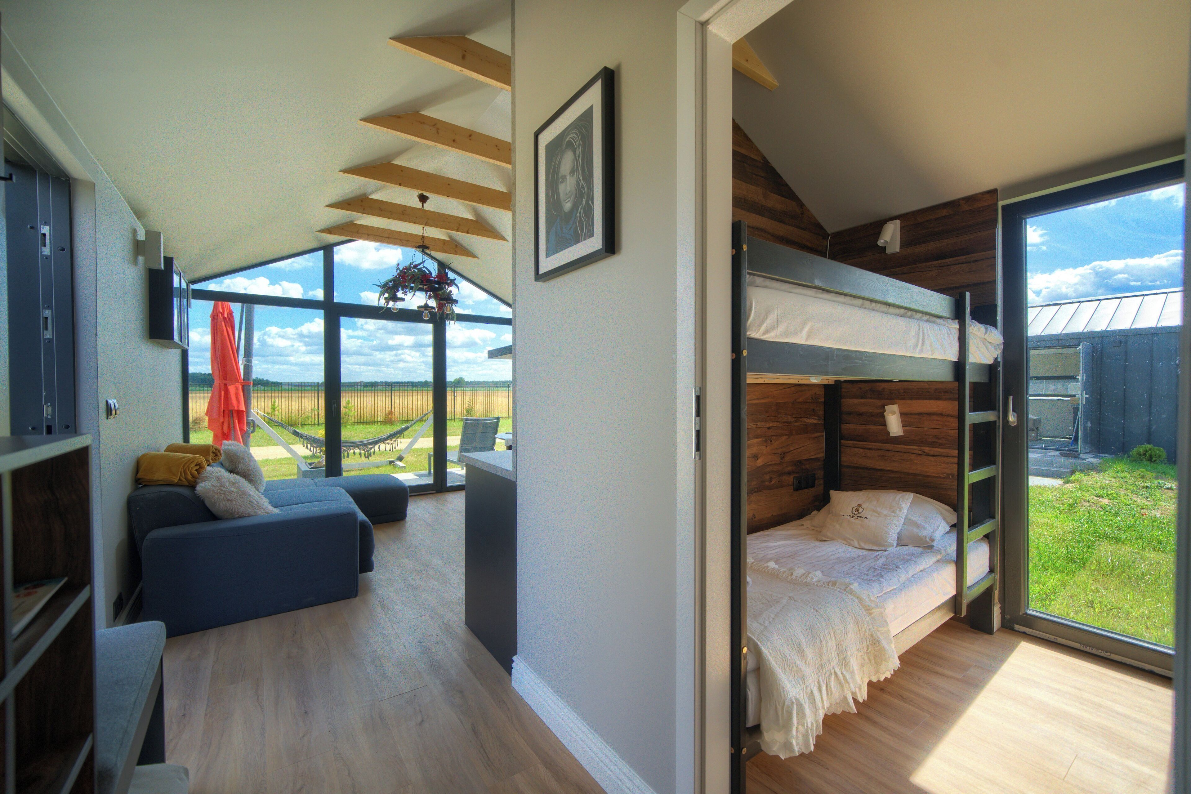 خزنة داخل الغرفة وستائر تعتيم وتجهيزات عازلة للصوت ومكواة/لوح كي