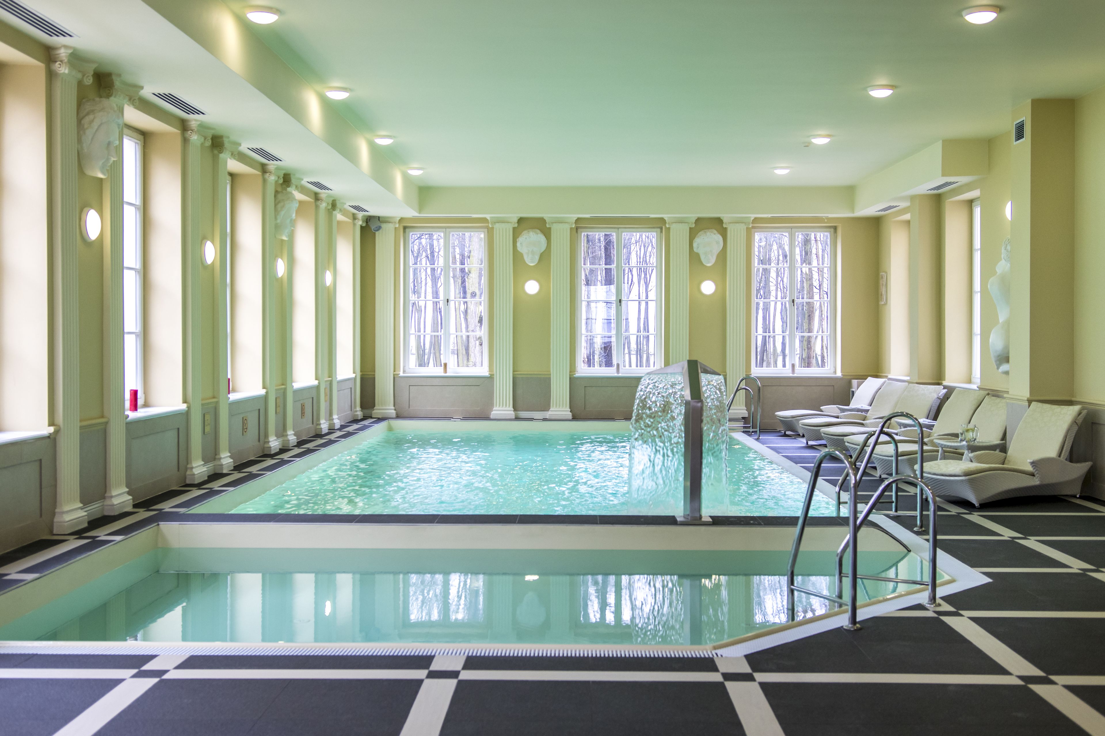 من حمّامات السباحة المغطاة، مقاعد للتشمس