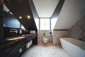 Een douche, een regendouche, een haardroger, badjassen