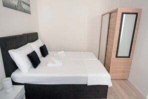 Desk, free WiFi, bed sheets - Virtus Apartments and Rooms (Zagreb)