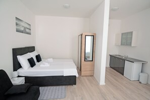 Desk, free WiFi, bed sheets - Virtus Apartments and Rooms (Zagreb)