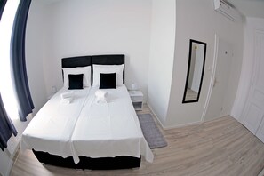 Desk, free WiFi, bed sheets - Virtus Apartments and Rooms (Zagreb)