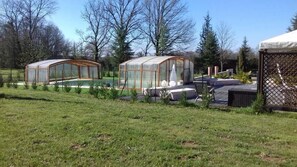 季節限定屋外プール、営業時間 10:00 ～ 21:00、サンラウンジャー