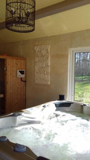 Herbergi með tvíbreiðu rúmi (Carmen) | Sérhannaðar innréttingar, sérvalin húsgögn, straujárn/strauborð