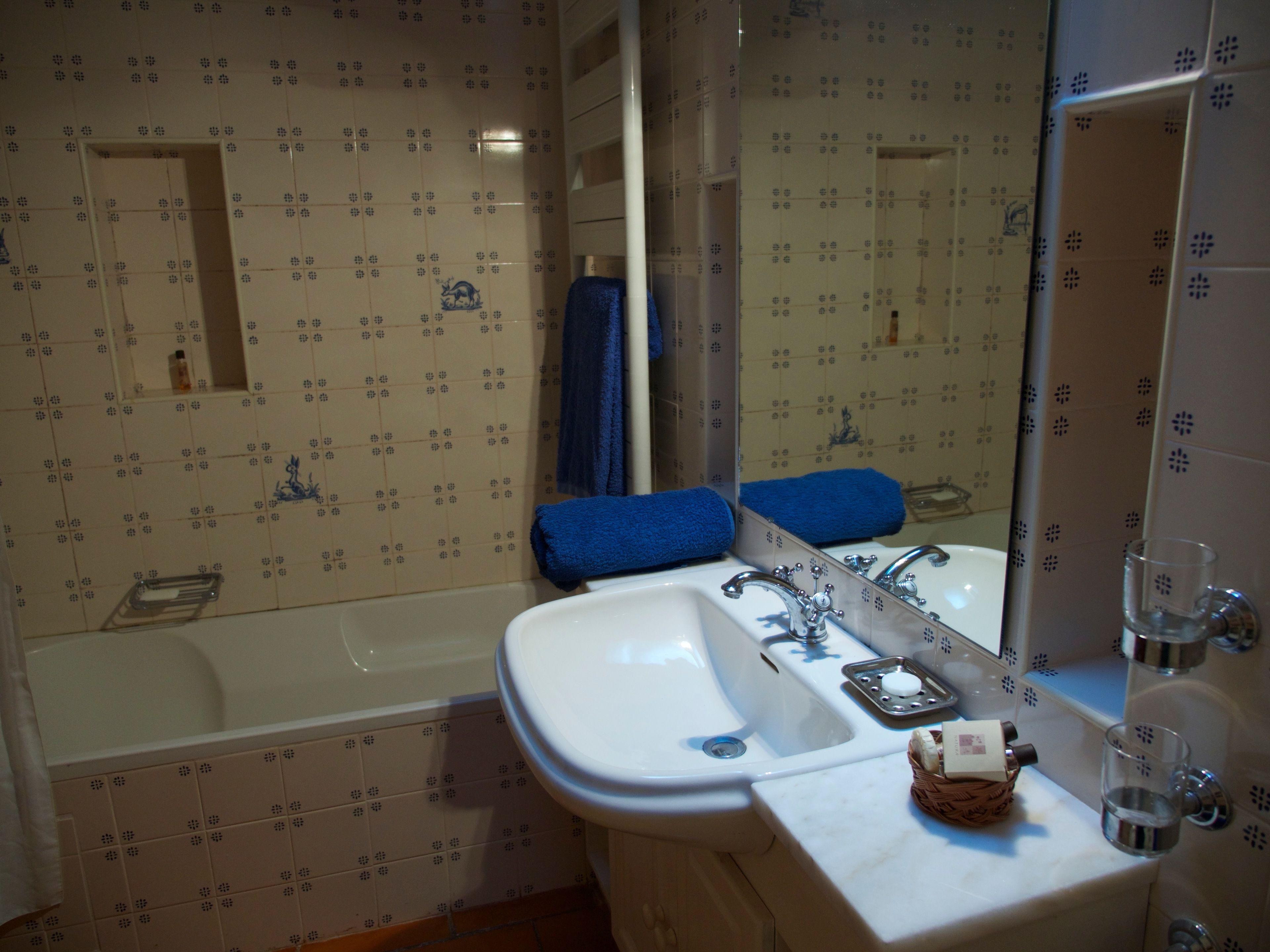 Ein Badezimmer mit Badewanne, Waschbecken und Spiegel.