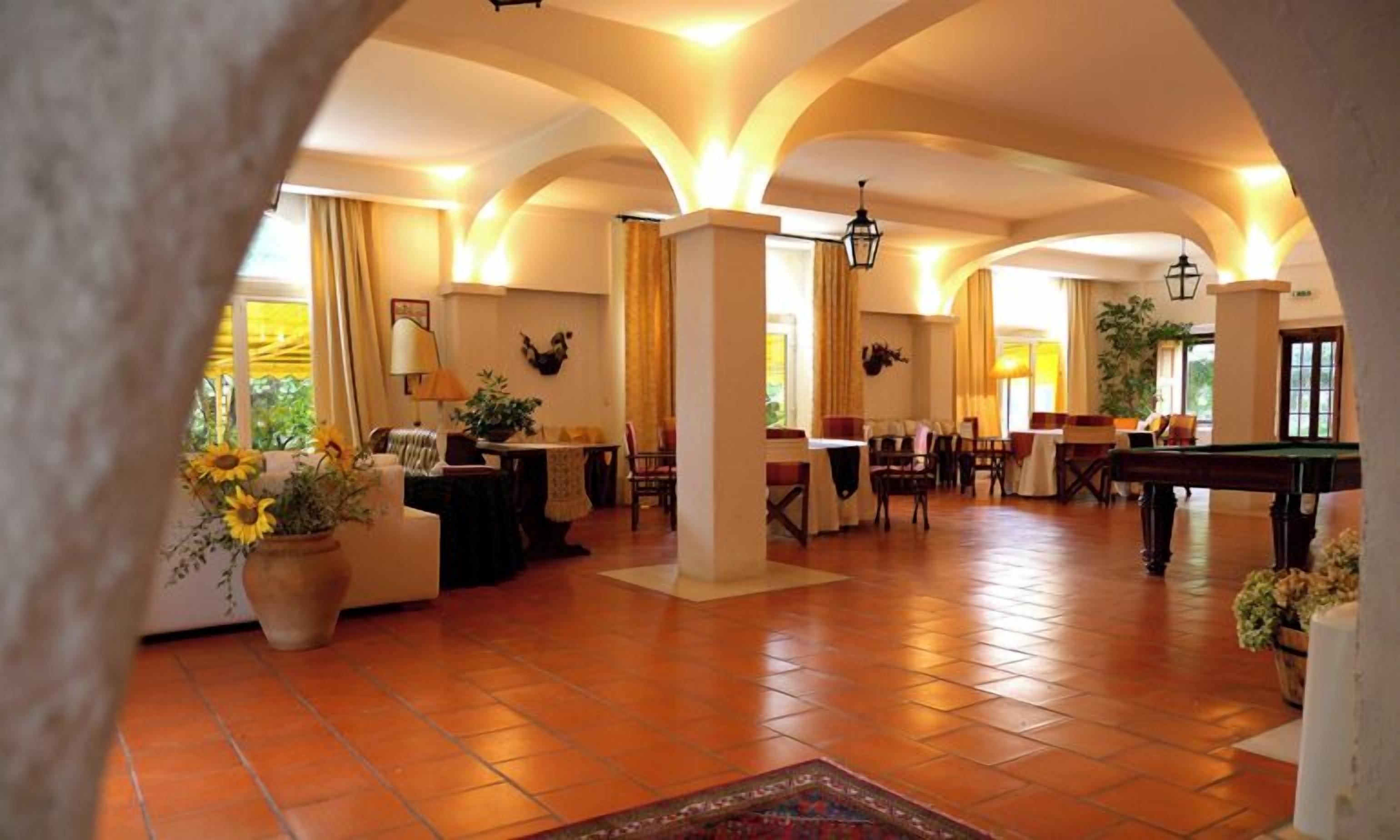 Un'ampia zona relax con tavolo da biliardo, comodi posti a sedere e un'atmosfera accogliente e invitante.