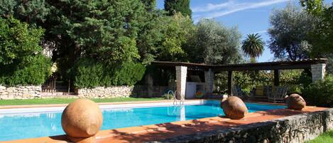 屋外プール、営業時間 8:00 ~ 20:00、プール パラソル、サンラウンジャー