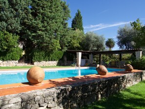 Outdoor pool, open 8:00 AM to 8:00 PM, pool umbrellas, pool loungers - Casa dos Arrábidos (Torres Novas)