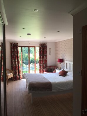 Large King Room | Egyptian cotton sheets, blackout drapes, WiFi (free)