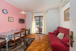 Economy Apartment, Garden View | Living area | Flat-screen TV - Apartments Ivanov (Novalja)