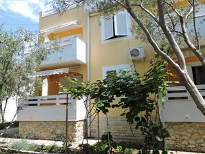 Front of property - Apartments Ivanov (Novalja)
